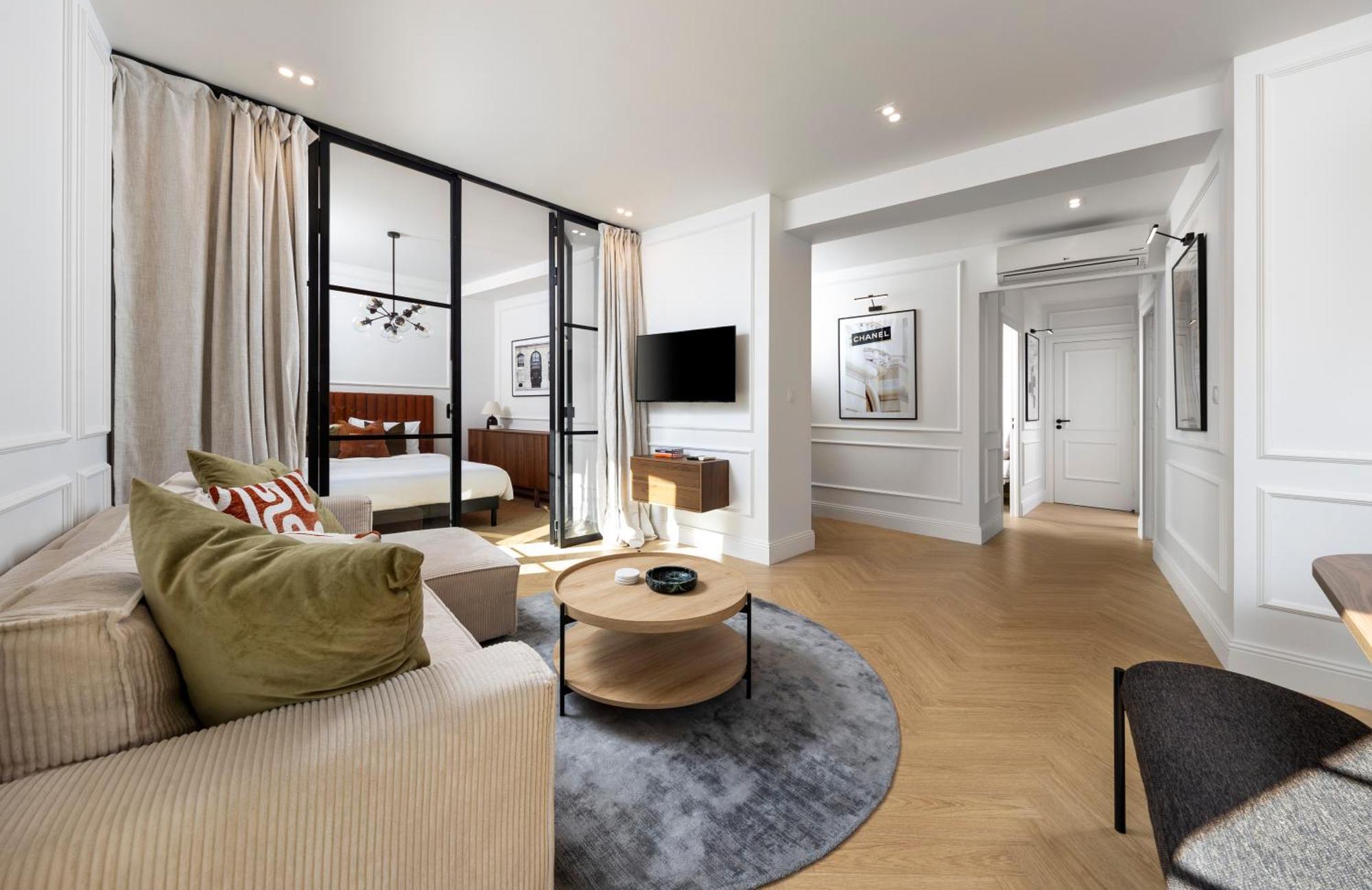 Designer Floor Sleeps 8 Peaceful Elevator Fiber Wifi, Balcony